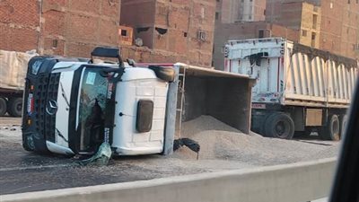 انقلاب سيارة تريلا على الطريق الدائري المتجة من المرج إلى المؤسسة يتسبب في تكدس مروري 