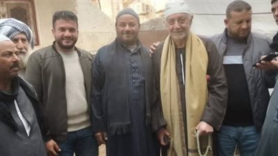 مرتديا الجلباب.. الفنان عبد العزيز مخيون يدفع دية شاب دهسه نجله بالخطأ في البحيرة