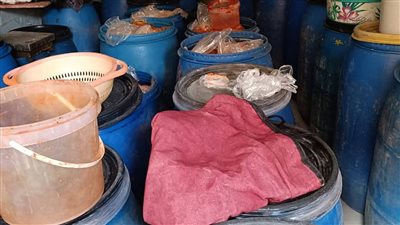 ضبط طن مخلل تالف بمخزن غير مرخص في طوخ