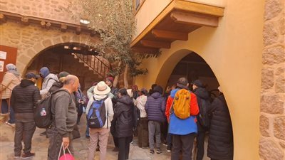 سانت كاترين تستقبل 520 سائحا للمقدسات الدينية رغم برودة الطقس| بث مباشر 