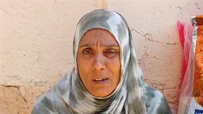 معاناة سيدة قعيدة تفترش الرصيف بالسويس: جوزي وبنتي محتاجين علاج ومش قادرة أصرف عليهم | بث مباشر