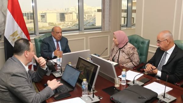 وزير الكهرباء خلال