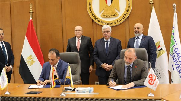 جانب من التوقيع