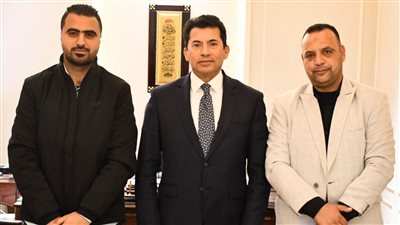 وزير الرياضة يلتقي عائلة محمد صلاح تمهيدا لافتتاح مركز الشباب باسمه بمسقط رأسه