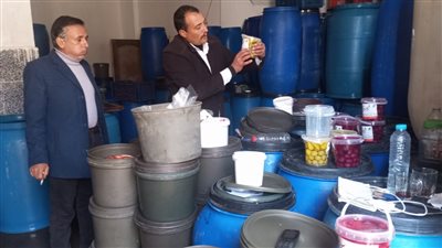 ضبط 1200 كيلو زيتون منتهي الصلاحية و230 عبوة تجميل في حملة تموينية بكفر الشيخ