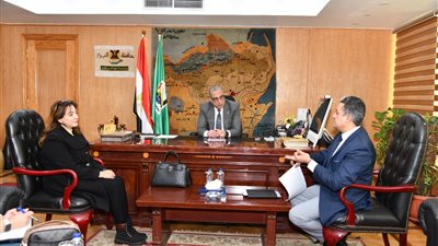 محافظ الفيوم يتابع الإجراءات النهائية لإنشاء مركز الخدمات المتكاملة ومجمع صناعات الزيتون