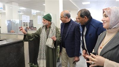 محافظ المنيا يتفقد مجمع الخدمات الحكومية بقرية المعصرة ويتابع سير العمل بالمركز التكنولوجي