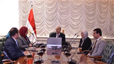 العمل: دراسة مقترح بشأن تأسيس أكاديمية لمنح التراخيص الدولية للكوادر المصرية المؤهلة لمزاولة المهن بالخارج 