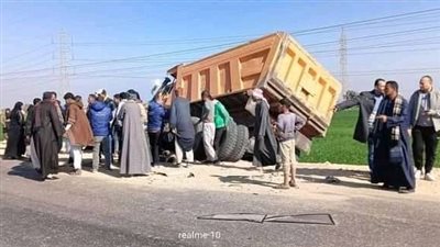 مصرع 3 أشخاص وإصابة 4 آخرين إثر انقلاب سيارة محملة بالطوب في المنيا | تفاصيل 