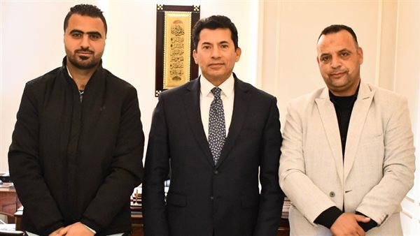 وزير الرياضة مع عائلة