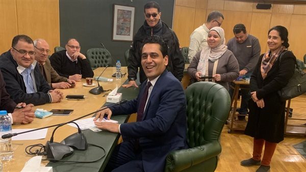  الكاتب الصحفي أيمن