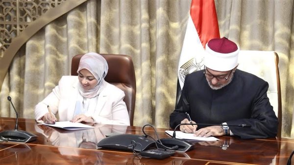 جانب من التوقيع 