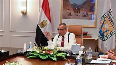 محافظ جنوب سيناء يبحث طلب إنشاء محطة إنتاج الهيدروجين الأخضر بالطور