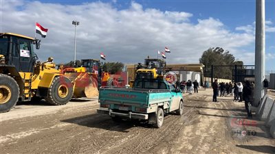 عبور معدات ثقيلة من مصر إلى معبر كرم أبو سالم تمهيدا لدخولها إلى غزة