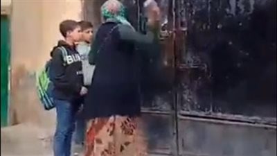 ولية أمر صاحبة واقعة البساتين: المدرسة ضربت ابني على أذنه.. وحبسوني مع عيالي داخل المدرسة | بث مباشر