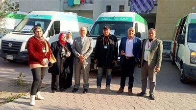 وكيل وزارة الصحة بالقليوبية يتفقد القافلة العلاجية بحي روضة العبور لدعم أهل غزة