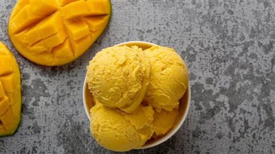 بمكونات على قد الإيد.. طريقة تحضير آيس كريم مانجو بأسهل وصفة