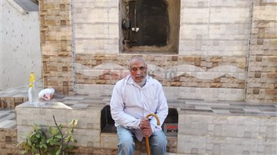 كانا أشهر زوجين كفيفين بالمنوفية.. عم سيد يقضي أول عيد حب بجوار قبر زوجته