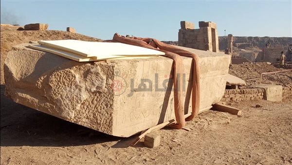 الكتل الأثرية بمعابد