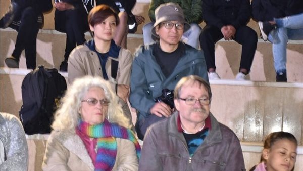 سائحين بمسرح ظواهر