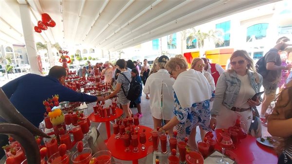 مهرجان الفراولة يجذب