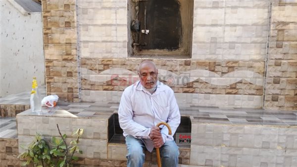 عم سيد يجلس أمام