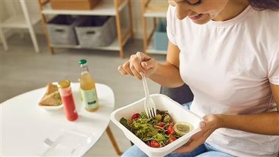 يسبب مشاكل بـ الجهاز الهضمي.. خطورة عدم تناول الطعام في وقت محدد