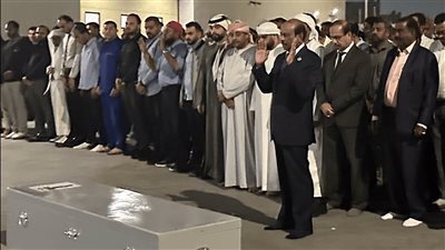 يعتبرهم عائلته..الملياردير الهندي مؤسس مجموعة اللولو يؤم صلاة الجنازة على أحد موظفيه