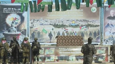 سلاح إسرائيلي وزيّ جيش الاحتلال.. مشاهد ورسائل من تسليم 3 محتجزين إسرائيليين