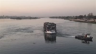 بدء تعويم الباخرة السياحية الشاحطة في المنيا| بث مباشر 