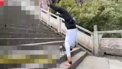 مستخدما يديه فقط.. صيني يتسلق أشهر الجبال في بلده بارتفاع 1612 مترًا