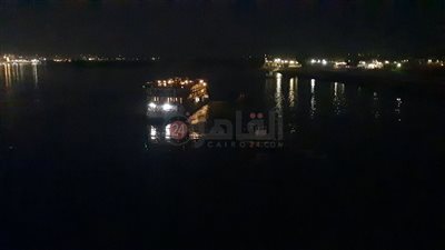 نجاح تعويم الباخرة السياحية الشاحطة في نهر النيل بالقرب من المتحف الآتوني بالمنيا 
