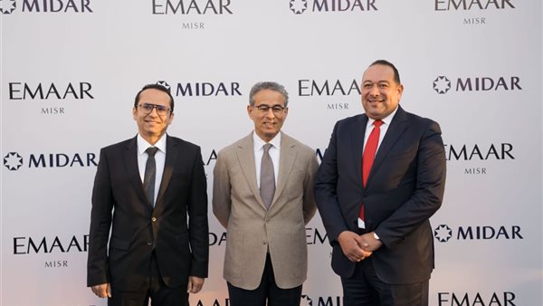 جانب من التوقيع