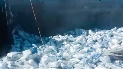 رفع آثار انقلاب سيارة نقل على الطريق الإقليمي بالمنوفية