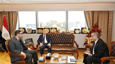 وزير الإسكان ومحافظ القاهرة يعقدان اجتماعا لمتابعة سير العمل بـ3 مشروعات