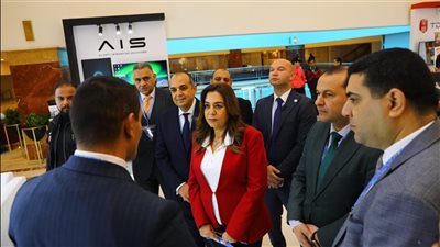 وزيرة التنمية المحلية تتفقد أجنحة الشركات المشاركة في المعرض التكنولوجي بالدورة التدريبية للكوادر الإفريقية