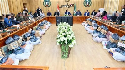 محافظ المنوفية يوزع مساعدات على 30 حالة إنسانية.. ويوجه بسرعة الاستجابة لاحتياجاتهم