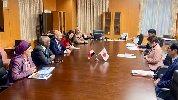 وزير التعليم مع نظيرته