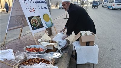 يطعم القلوب قبل البطون.. عم أشرف الروبي يوزع وجبة الإفطار على الطلاب مجانا ببني سويف