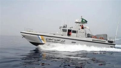 حرس الحدود السعودي ينقذ 5 مصريين بعد جنوح مركبهم في البحر