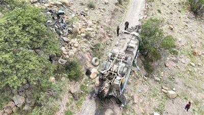 بارتفاع 800 متر.. مصرع ما يزيد عن 30 شخصًا في حادث سقوط حافلة من أعلى منحدر ببوليفيا