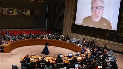 معروف بدعمه لغزة.. غضب واسع من عازف فرقة بينك فلويد الشهيرة بعد ظهوره مرتديًا دبوس علم فلسطين