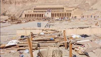 بعد تداول صور أخشاب ومخلفات بمعبد حتشبسوت.. مصدر بـ الآثار: نعمل حتى الفجر والانتهاء من نظافته غدا