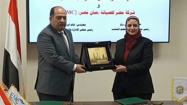 جانب من التوقيع