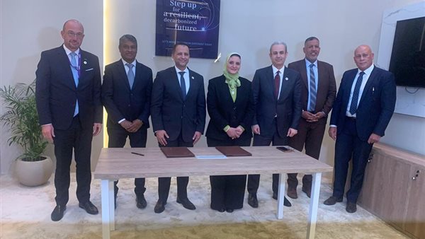 جانب من التوقيع