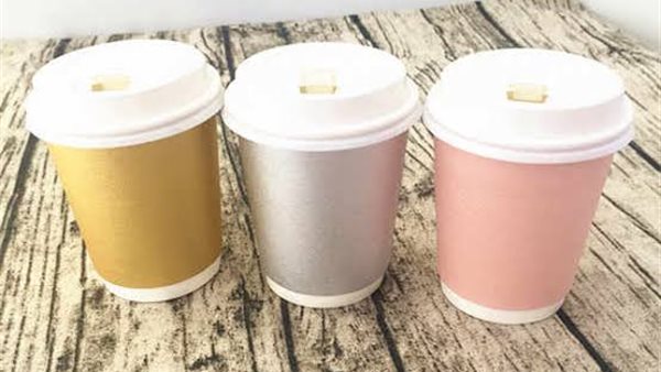 الأكواب الورقية 