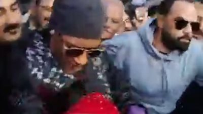 قفل الشارع.. حشد جماهيري حول محمد رمضان خلال تصوير برنامجه مدفع رمضان بشبرا