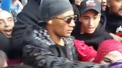 دخلوه محل وقفلوا عليه من شدة الزحمة.. حشد جماهيري حول محمد رمضان خلال تصوير برنامجه مدفع رمضان بشبرا| بث مباشر