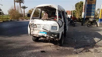 إصابة 5 أشخاص في تصادم سيارة أجرة وتوك توك بسوهاج| أسماء