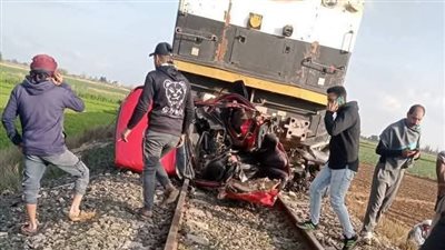 وفاة صغير وإصابة والده في حادث دهس قطار بضائع لسيارة ربع نقل بالبحيرة